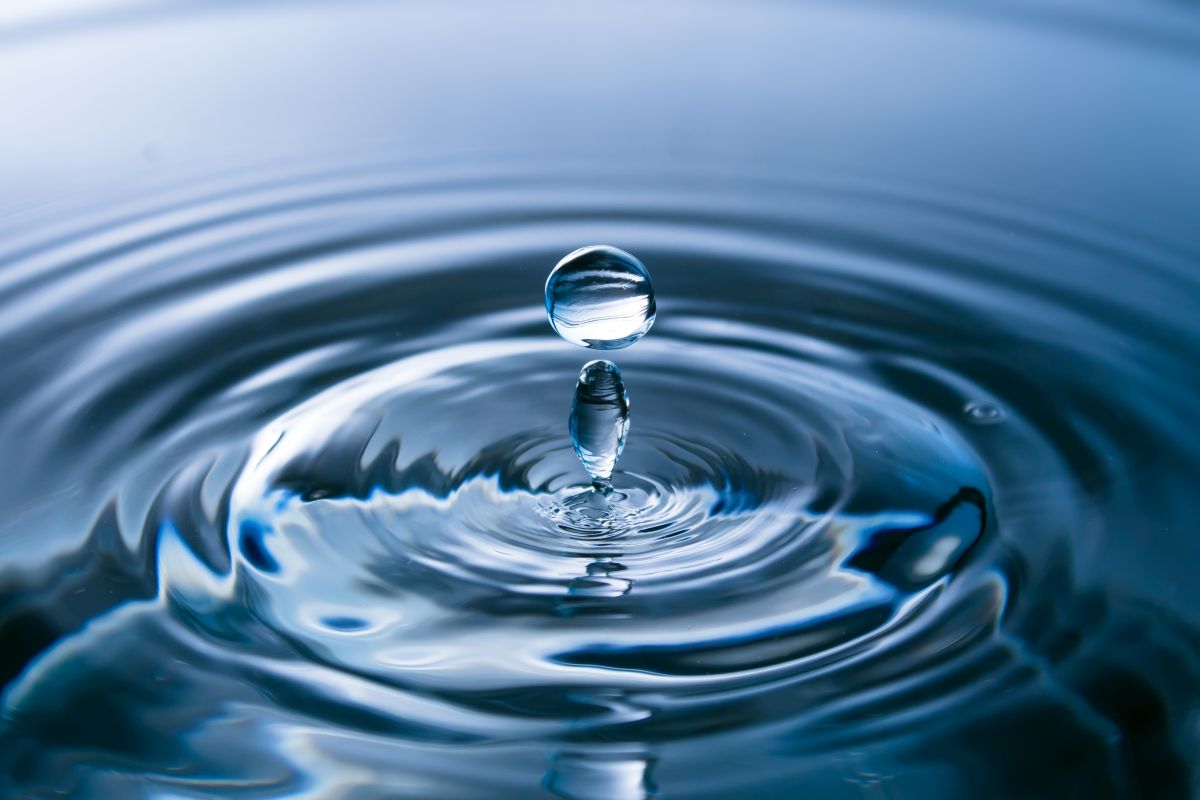 Wybór odpowiedniego producenta wody demineralizowanej – kluczowe kryteria